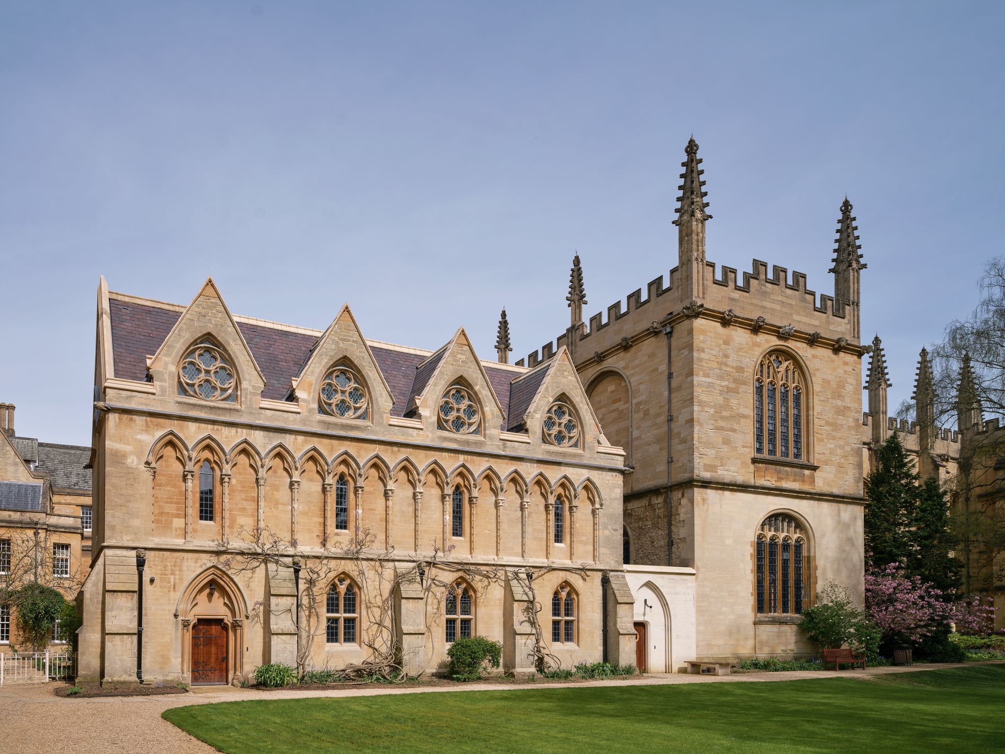 A beautiful Oxford college with expert lead roofing, its a lovely day with a clear blue sky and a freshly cut lawn in front.